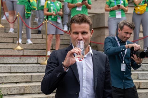 Ehrung der Freiwilligen Helfer der EM den Volunteers im Unteren Hofgarten in München. Fußball-Schiedsrichter Felix Brych