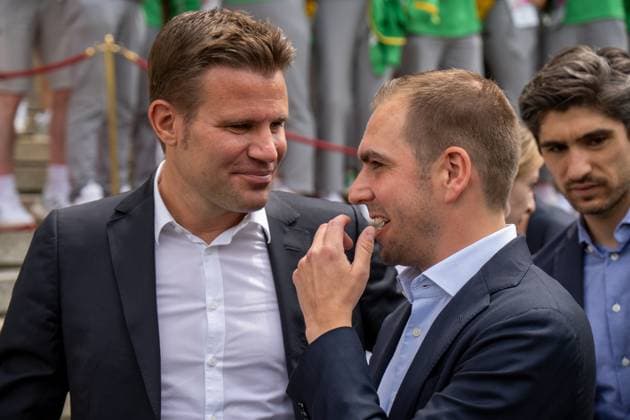 Ehrung der Freiwilligen Helfer der EM den Volunteers im Unteren Hofgarten in München. Fußball-Schiedsrichter Felix Brych und Tunierdirektor Philipp Lahm unterhalten sich