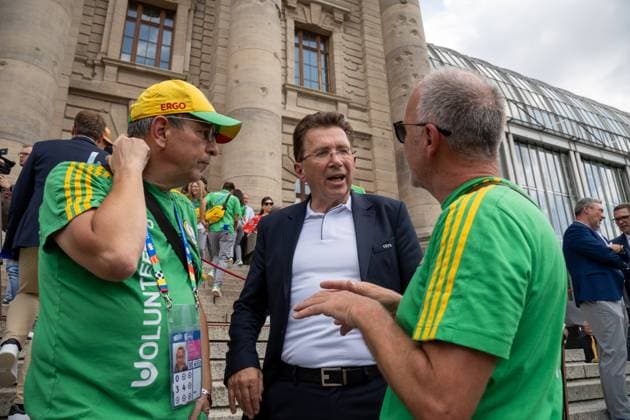 Ehrung der Freiwilligen Helfer der UEFA EURO 2024 Fußball EM den Volunteers im Unteren Hofgarten in München. UEFA Events CEO Martin Kallen unterhält sich mit Freiwilligen