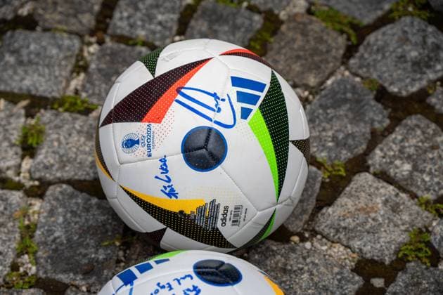 Adidas UEFA EURO 2024 Spielball Fussballliebe von Tunierdirektor Philipp Lahm signiert