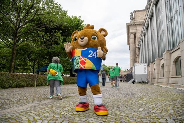 Ehrung der Freiwilligen Helfer der UEFA EURO 2024 Fußball EM den Volunteers im Unteren Hofgarten in München. Maskottchen Albärt Begrüßt die Gäste