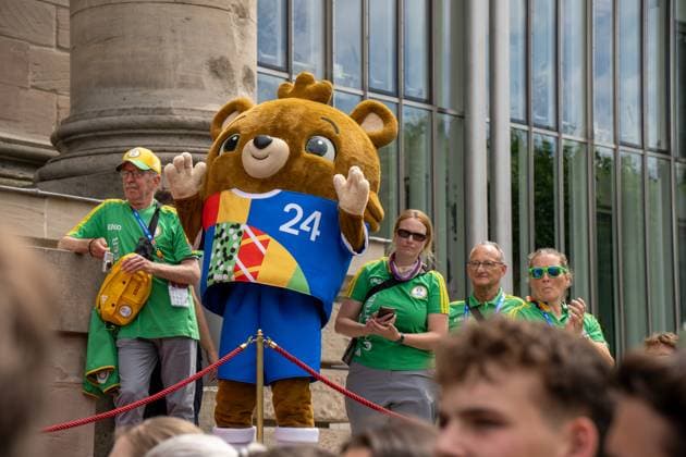 Ehrung der Freiwilligen Helfer der UEFA EURO 2024 Fußball EM den Volunteers im Unteren Hofgarten in München. Maskottchen Albärt mit den Volunteers