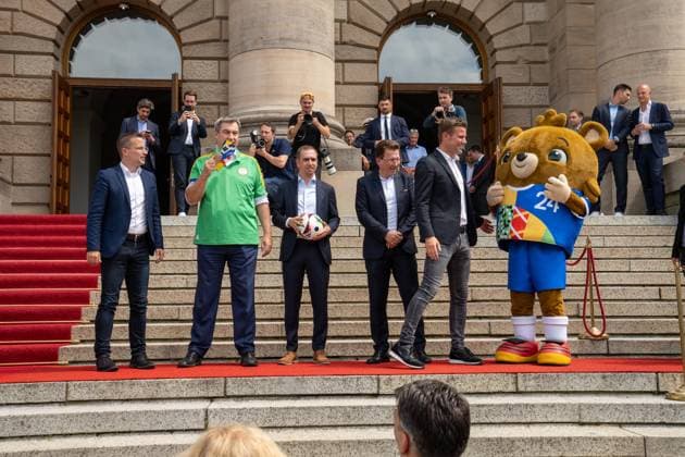 Ehrung der Freiwilligen Helfer der UEFA EURO 2024 Fußball EM den Volunteers im Unteren Hofgarten in München. Christoph Kern, Dr. Markus Söder, Philipp Lahm, Martin Kallen, Felix Brych und Albärt