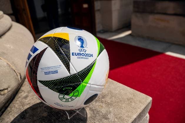 Ehrung der Freiwilligen Helfer der UEFA EURO 2024 Fußball EM den Volunteers im Unteren Hofgarten in München. Ein offizieller UEFA EURO 2024 Spielball, präsentiert vor einem roten Teppich mit dem Logo vom Bayerischen Fussball Verband