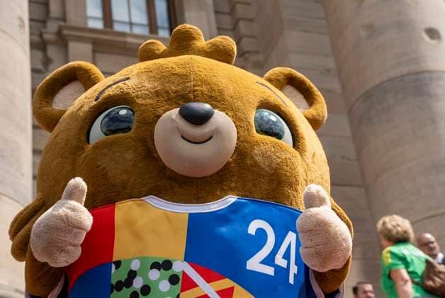 Albärt (EM 2024) Maskottchen der UEFA EURO 2024 bei der Ehrung der Ehrenamtlichen Helfer der UEFA Euro 2024 Europameisterschaft in Deutschland in München im unteren Hofgarten.