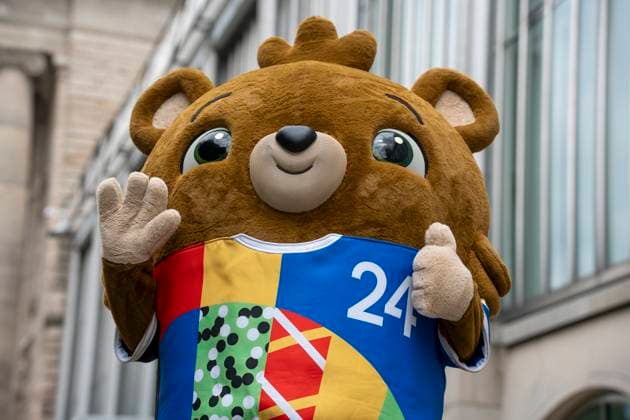 Albärt (EM 2024) Maskottchen der UEFA EURO 2024 bei der Ehrung der Ehrenamtlichen Helfer der UEFA Euro 2024 Europameisterschaft in Deutschland in München im unteren Hofgarten.