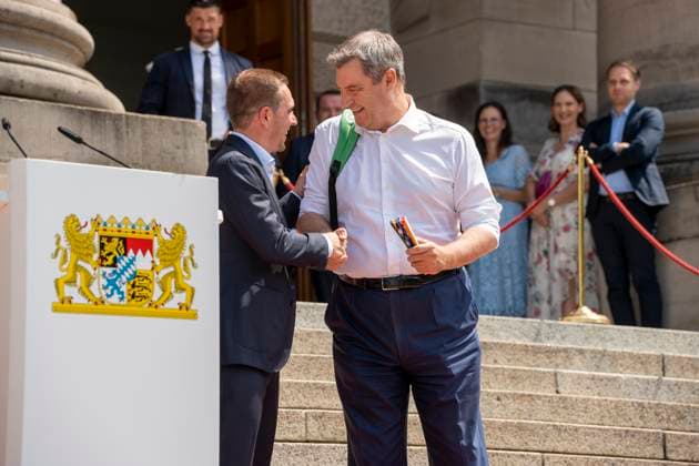 Dr. Markus Söder und Philipp Lahm geben sich die Hand bei der Ehrung zum Abschluss um die Europameisterschaft 2024 und bedanken sich bei den Helfern.
