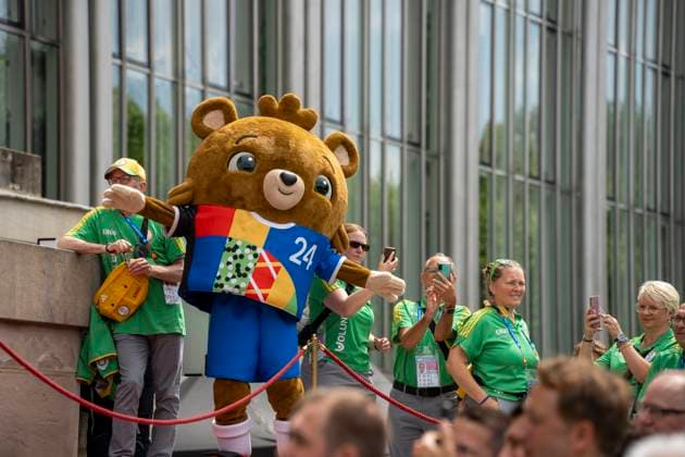 Albärt, das Maskottchen der UEFA EURO 2024 Europameisterschaft bzw. EM2024 bei der Ehrung der Ehrenamtlichen Helfer feiert und dankt für das erfolgreiche Fußball-Turnier in Deutschland in München im unteren Hofgarten.