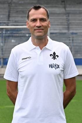 11 07 2024, xscotx, Fußball 2 Bundesliga, 2 BL SV Darmstadt 98 Fototermin Saison 2024 25 Porträttermin 2024 2025 emspor, v l Leiter Analyse Kai Peter Schmitz DFL DFB REGULATIONS PROHIBIT ANY USE OF PHOTOGRAPHS as IMAGE SEQUENCES and or QUASI VIDEO Darmstadt