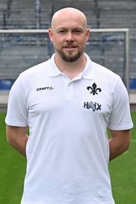 11 07 2024, xscotx, Fußball 2 Bundesliga, 2 BL SV Darmstadt 98 Fototermin Saison 2024 25 Porträttermin 2024 2025 emspor, v l Videoanalyst Maximilian Kohl DFL DFB REGULATIONS PROHIBIT ANY USE OF PHOTOGRAPHS as IMAGE SEQUENCES and or QUASI VIDEO Darmstadt