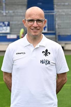 11 07 2024, xscotx, Fußball 2 Bundesliga, 2 BL SV Darmstadt 98 Fototermin Saison 2024 25 Porträttermin 2024 2025 emspor, v l Mannschaftsarzt Dr Alexander Lesch DFL DFB REGULATIONS PROHIBIT ANY USE OF PHOTOGRAPHS as IMAGE SEQUENCES and or QUASI VIDEO Darmstadt
