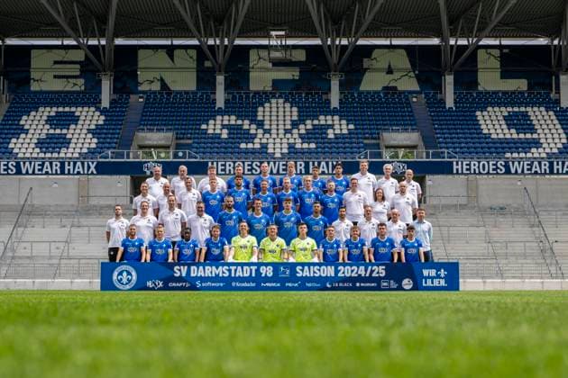 11 07 2024, xfux, Soccer 2 Bundesliga, 2 BL SV Darmstadt 98 photo session season 2024 25 portrait session 2024 2025, team photo emspor, f l 4 row f l supervisor Oliver Zach, supervisor Michael Richter, supervisor Jonas Nietzel, Filip Stojilkovic, Fynn Lakenmacher, Oscar Vilhelmsson, Fabio Torsiello, Nico Baier, Team doctor Dr Philip Jessen, team doctor Dr Ingo Schwinnen, team doctor Dr Alexander Lesch 3rd row from left Head of Organization Licensed Player Department Michael Stegmayer, Team Manager Matthias Neumann, Head of Analysis Kai Peter Schmitz, Clemens Riedel, Fraser Hornby, Tobias Kempe, Kai Klefisch, Christoph Klarer, Paul Will, physiotherapist David Ackermann, physiotherapist Katrin Herbig, video analyst Maximilian Kohl 2nd row from left Head of Performance Alexander Ryan, rehab coach Florian Bauer, athletics coach Christopher Busse, goalkeeping coach Dimo Wache, Aleksandar Vukotic, Christoph Zimmermann, Matej Maglica, Klaus Gjasula, Co-coach Ovid Hajou, co-coach Darius Scholtysik, head coach Torsten Lieberknecht, sporting director Paul Fernie 1st row from left Fabian Nürnberger, Andreas Müller, Merveille Papela, Matthias Bader, Alexander Brunst, Marcel Schuhen, Karol Niemczycki, Marvin Mehlem, Luca Marseiler, Sergio Lopez, Asaf Arania Darmstadt
