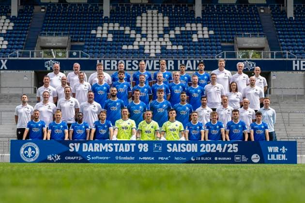 11 07 2024, xfux, Soccer 2 Bundesliga, 2 BL SV Darmstadt 98 photo session season 2024 25 portrait session 2024 2025, team photo emspor, f l 4 row f l supervisor Oliver Zach, supervisor Michael Richter, supervisor Jonas Nietzel, Filip Stojilkovic, Fynn Lakenmacher, Oscar Vilhelmsson, Fabio Torsiello, Nico Baier, Team doctor Dr Philip Jessen, team doctor Dr Ingo Schwinnen, team doctor Dr Alexander Lesch 3rd row from left Head of Organization Licensed Player Department Michael Stegmayer, Team Manager Matthias Neumann, Head of Analysis Kai Peter Schmitz, Clemens Riedel, Fraser Hornby, Tobias Kempe, Kai Klefisch, Christoph Klarer, Paul Will, physiotherapist David Ackermann, physiotherapist Katrin Herbig, video analyst Maximilian Kohl 2nd row from left Head of Performance Alexander Ryan, rehab coach Florian Bauer, athletics coach Christopher Busse, goalkeeping coach Dimo Wache, Aleksandar Vukotic, Christoph Zimmermann, Matej Maglica, Klaus Gjasula, Co-coach Ovid Hajou, co-coach Darius Scholtysik, head coach Torsten Lieberknecht, sporting director Paul Fernie 1st row from left Fabian Nürnberger, Andreas Müller, Merveille Papela, Matthias Bader, Alexander Brunst, Marcel Schuhen, Karol Niemczycki, Marvin Mehlem, Luca Marseiler, Sergio Lopez, Asaf Arania Darmstadt