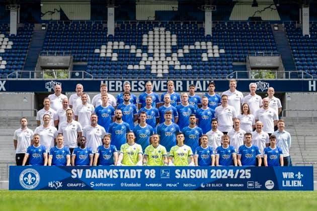 11 07 2024, xfux, Soccer 2 Bundesliga, 2 BL SV Darmstadt 98 photo session season 2024 25 portrait session 2024 2025, team photo emspor, f l 4 row f l supervisor Oliver Zach, supervisor Michael Richter, supervisor Jonas Nietzel, Filip Stojilkovic, Fynn Lakenmacher, Oscar Vilhelmsson, Fabio Torsiello, Nico Baier, Team doctor Dr Philip Jessen, team doctor Dr Ingo Schwinnen, team doctor Dr Alexander Lesch 3rd row from left Head of Organization Licensed Player Department Michael Stegmayer, Team Manager Matthias Neumann, Head of Analysis Kai Peter Schmitz, Clemens Riedel, Fraser Hornby, Tobias Kempe, Kai Klefisch, Christoph Klarer, Paul Will, physiotherapist David Ackermann, physiotherapist Katrin Herbig, video analyst Maximilian Kohl 2nd row from left Head of Performance Alexander Ryan, rehab coach Florian Bauer, athletics coach Christopher Busse, goalkeeping coach Dimo Wache, Aleksandar Vukotic, Christoph Zimmermann, Matej Maglica, Klaus Gjasula, Co-coach Ovid Hajou, co-coach Darius Scholtysik, head coach Torsten Lieberknecht, sporting director Paul Fernie 1st row from left Fabian Nürnberger, Andreas Müller, Merveille Papela, Matthias Bader, Alexander Brunst, Marcel Schuhen, Karol Niemczycki, Marvin Mehlem, Luca Marseiler, Sergio Lopez, Asaf Arania Darmstadt