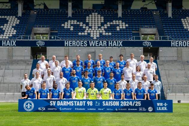 11 07 2024, xfux, Soccer 2 Bundesliga, 2 BL SV Darmstadt 98 photo session season 2024 25 portrait session 2024 2025, team photo emspor, f l 4 row f l supervisor Oliver Zach, supervisor Michael Richter, supervisor Jonas Nietzel, Filip Stojilkovic, Fynn Lakenmacher, Oscar Vilhelmsson, Fabio Torsiello, Nico Baier, Team doctor Dr Philip Jessen, team doctor Dr Ingo Schwinnen, team doctor Dr Alexander Lesch 3rd row from left Head of Organization Licensed Player Department Michael Stegmayer, Team Manager Matthias Neumann, Head of Analysis Kai Peter Schmitz, Clemens Riedel, Fraser Hornby, Tobias Kempe, Kai Klefisch, Christoph Klarer, Paul Will, physiotherapist David Ackermann, physiotherapist Katrin Herbig, video analyst Maximilian Kohl 2nd row from left Head of Performance Alexander Ryan, rehab coach Florian Bauer, athletics coach Christopher Busse, goalkeeping coach Dimo Wache, Aleksandar Vukotic, Christoph Zimmermann, Matej Maglica, Klaus Gjasula, Co-coach Ovid Hajou, co-coach Darius Scholtysik, head coach Torsten Lieberknecht, sporting director Paul Fernie 1st row from left Fabian Nürnberger, Andreas Müller, Merveille Papela, Matthias Bader, Alexander Brunst, Marcel Schuhen, Karol Niemczycki, Marvin Mehlem, Luca Marseiler, Sergio Lopez, Asaf Arania Darmstadt