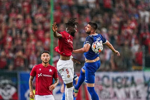 R11.07.2024 KRAKOW UL. REYMONTA ( POLAND ) PILKA NOZNA ( FOOTBALL ) LIGA EUROPY UEFA ( UEFA EUROPA LEAGUE ) - 1. RUNDA ELIMINACJI ( FIRST QUALIFYING ROUND ) MECZ WISLA KRAKOW - KF LLAPI PODUJEVO ( GAME ) NZ JOSEPH COLLEY AHMED JANUZI WALKA O PILKE ( STRUGGLE ) FOTO BORYS GOGULSKI CYFRASPORT NEWSPIX.PL --- Newspix.pl  20240711_CSBG_0026