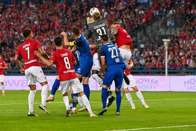 POLSKA, KRAKOW 11.07.2024 PILKA NOZNA ELIMINACJE DO LIGI EUROPY SEZON 2024 2025 WISLA KRAKOW - KF LLAPI PODUJEVO NZ IGOR SAPALA MARC CARBO ANTON CHICHKAN AHMED JANUZI ALAN URYGA FOT. PIOTR HOMEL NEWSPIX.PL POLAND, KRAKOW 11.07.2024 FOOTBALL QUALIFICATIONS UEFA EUROPE LEAGUE SESON 2024 2025 WISLA KRAKOW - KF LLAPI PODUJEVO OP IGOR SAPALA MARC CARBO ANTON CHICHKAN AHMED JANUZI ALAN URYGA FOT. PIOTR HOMEL NEWSPIX.PL --- Newspix.pl  PH110724_006