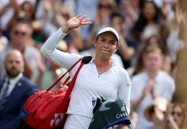 (240712) -- LONDON, July 12, 2024 -- Donna Vekic leaves the court after the women s singles semifinal match between Jasmine Paolini of Italy and Donna Vekic of Croatia at Wimbledon tennis Championship in London, Britain, July 11, 2024. ) (SP)BRITAIN-LONDON-TENNIS-WIMBLEDON-WOMEN S SINGLES-SEMIFINALS LixYing 