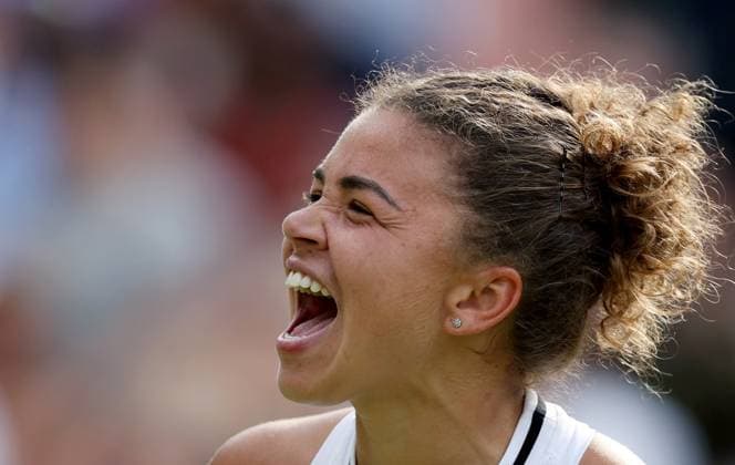 (240712) -- LONDON, July 12, 2024 -- Jasmine Paolini celebrates victory after the women s singles semifinal match between Jasmine Paolini of Italy and Donna Vekic of Croatia at Wimbledon tennis Championship in London, Britain, July 11, 2024. ) (SP)BRITAIN-LONDON-TENNIS-WIMBLEDON-WOMEN S SINGLES-SEMIFINALS LixYing 
