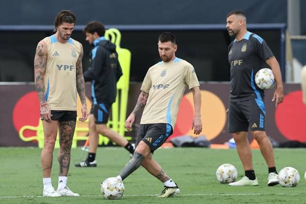 Argentina™s forwards Lionel Messi C and midfielder Rodrigo de Paul L take part in a training session ahead the match against Colombia for the Copa America USA 2024 final match, at Florida International University FIU , Miami, on July 11 2024 MIAMI UNITED STATES Copyright: xALEJANDROxPAGNIx