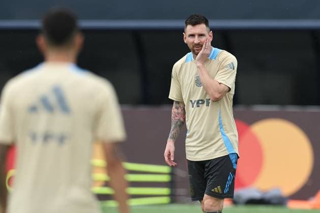 Argentina s forward Lionel Messi R getures during a training session ahead the match against Colombia for the Copa America USA 2024 final match, at Florida International University FIU , Miami, on July 11 2024 MIAMI UNITED STATES Copyright: xALEJANDROxPAGNIx