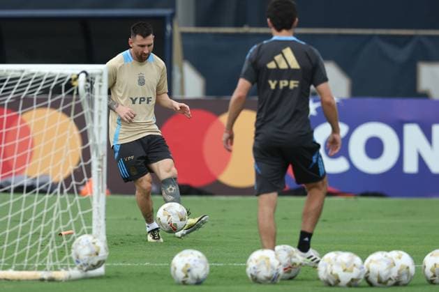 Argentina s forward Lionel Messi C during a training session ahead the match against Colombia for the Copa America USA 2024 final match, at Florida International University FIU , Miami, on July 11 2024 MIAMI UNITED STATES Copyright: xALEJANDROxPAGNIx