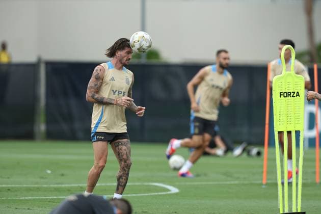 Argentina s midfielder Rodrigo De Paul C heads the ball during a training session ahead the match against Colombia for the Copa America USA 2024 final match, at Florida International University FIU , Miami, on July 11 2024 MIAMI UNITED STATES Copyright: xALEJANDROxPAGNIx