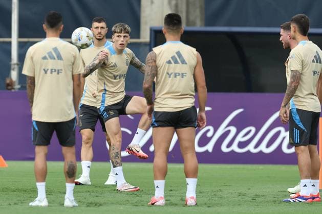 Argentina s forward Alejandro Garcnacho 3rd L and teammates during a training session ahead the match against Colombia for the Copa America USA 2024 final match, at Florida International University FIU , Miami, on July 11 2024 MIAMI UNITED STATES Copyright: xALEJANDROxPAGNIx