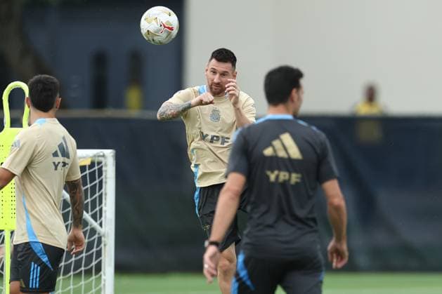 Argentina s forward Lionel Messi C heads the ball during a training session ahead the match against Colombia for the Copa America USA 2024 final match, at Florida International University FIU , Miami, on July 11 2024 MIAMI UNITED STATES Copyright: xALEJANDROxPAGNIx