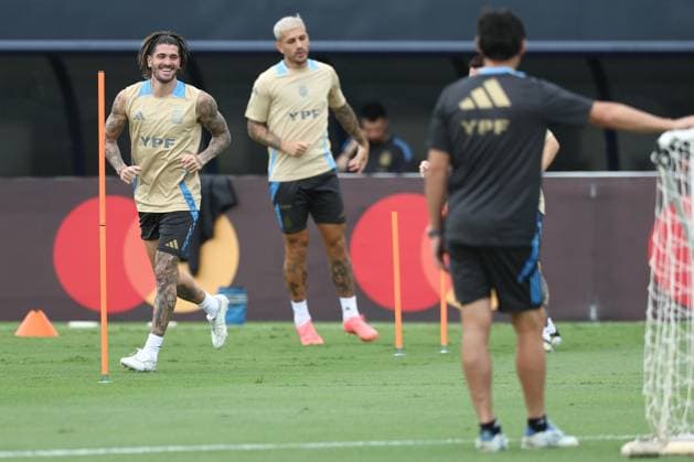 Argentina s midfielder Rodrigo de Paul L during a training session ahead the match against Colombia for the Copa America USA 2024 final match, at Florida International University FIU , Miami, on July 11 2024 MIAMI UNITED STATES Copyright: xALEJANDROxPAGNIx