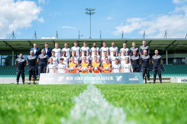 SV Rödinghausen, Regionalliga West, portrait date 2024 2025, team photo, top row from left Matthias Berens CEO , Alexander Müller Managing Director , Tim Corsten, Dino Bajric, Alexander Höck, Maximilian Hippe, Leon Tia, Julian Wolff, Simon Engelmann, Jonathan Riemer, Christoph Budde Video Analyst , Hannes Niemann Physiotherapist and Athletic Trainer , middle row from left Farat Toku Head Coach , Benjamin Gommert Goalkeeping coach , Tomas Jozicic Co coach , Noah Heim, Latif Bilal Alassane, Ayodele Adetula, Abdul Fesenmeyer, Mattis Rohlfing, Kevin Hoffmeier, Dominique Ndure, Patrick Kurzen, Rene Wederz team manager , Dustin Klüter supervisor , Uwe Kolbe physiotherapist front row from left Marco Hober, Ansgar Kuhlmann, Luis Weber, Karl Albers, Matthis Harsman, Flemming Niemann, Ole Hoch, Luca Horn