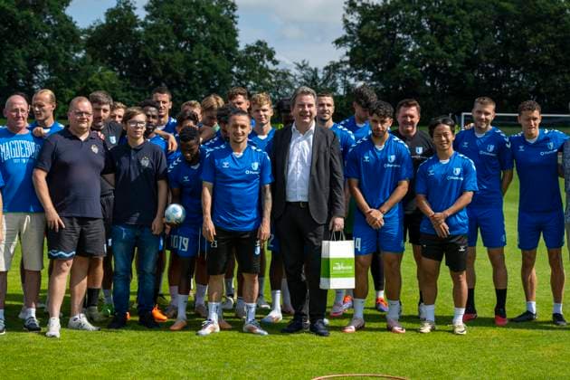 11 07 2024, Football 2 Bundesliga 2024 2025, 1 FC Magdeburg at the summer training camp in Bad Wörishofen in Unterallgäu, Mayor of Bad Wörishofen Stefan Welzel 8 from right poses for a farewell group photo with players and fans
