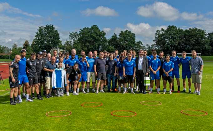 11 07 2024, Football 2 Bundesliga 2024 2025, 1 FC Magdeburg at the summer training camp in Bad Wörishofen in Unterallgäu, Mayor of Bad Wörishofen Stefan Welzel 9 from right poses for a farewell group photo with players and fans