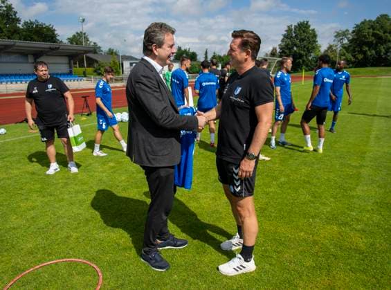 11 07 2024, Football 2 Bundesliga 2024 2025, 1 FC Magdeburg at the summer training camp in Bad Wörishofen in Unterallgäu, from left Mayor of Bad Wörishofen Stefan Welzel and coach Christian Titz Magdeburg with a farewell gift, a jersey with the players signatures
