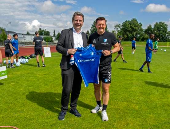 11 07 2024, Football 2 Bundesliga 2024 2025, 1 FC Magdeburg at the summer training camp in Bad Wörishofen in Unterallgäu, from left Mayor of Bad Wörishofen Stefan Welzel and coach Christian Titz Magdeburg with a farewell gift, a jersey with the players signatures