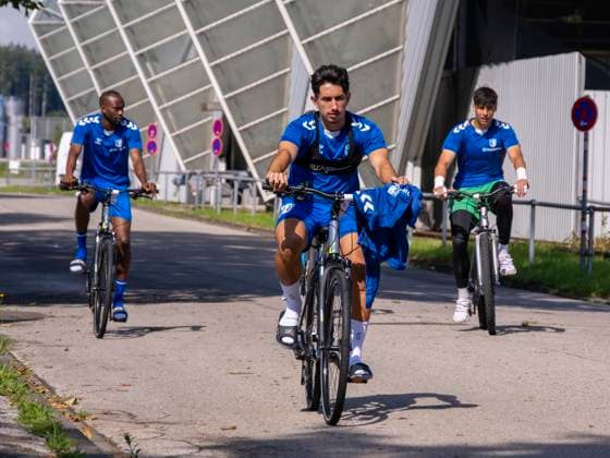 11 07 2024, Soccer 2 Bundesliga 2024 2025, 1 FC Magdeburg at the summer training camp in Bad Wörishofen in Unterallgäu, The team arrives at the training ground with bicycles, Jason Ceka center, Magdeburg