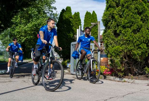 11 07 2024, Soccer 2 Bundesliga 2024 2025, 1 FC Magdeburg at the summer training camp in Bad Wörishofen in Unterallgäu, The team arrives at the training ground with bicycles, re Daniel Heber Magdeburg