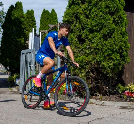 11 07 2024, Football 2 Bundesliga 2024 2025, 1 FC Magdeburg at the summer training camp in Bad Wörishofen in Unterallgäu, The team arrives at the training ground with bicycles, Eldin Dzogovic Magdeburg