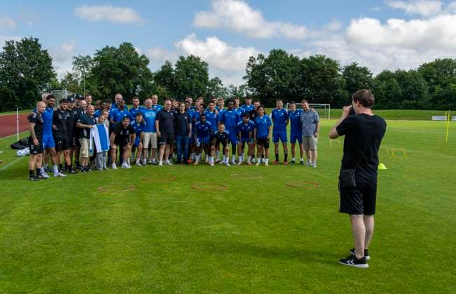 11 07 2024, Football 2 Bundesliga 2024 2025, 1 FC Magdeburg at the summer training camp in Bad Wörishofen in Unterallgäu, farewell group photo with fans and team for the clubs homepage