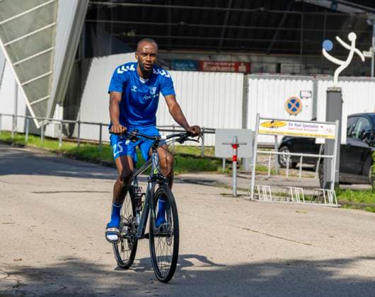 11 07 2024, Football 2 Bundesliga 2024 2025, 1 FC Magdeburg at the summer training camp in Bad Wörishofen in Unterallgäu, The team arrives at the training ground with bicycles, Silas Gnaka Magdeburg