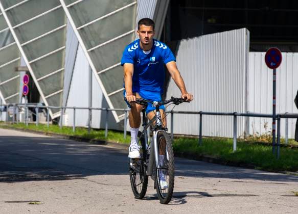 11 07 2024, Football 2 Bundesliga 2024 2025, 1 FC Magdeburg at the summer training camp in Bad Wörishofen in Unterallgäu, The team arrives at the training ground with bicycles, Andi Hoti Magdeburg