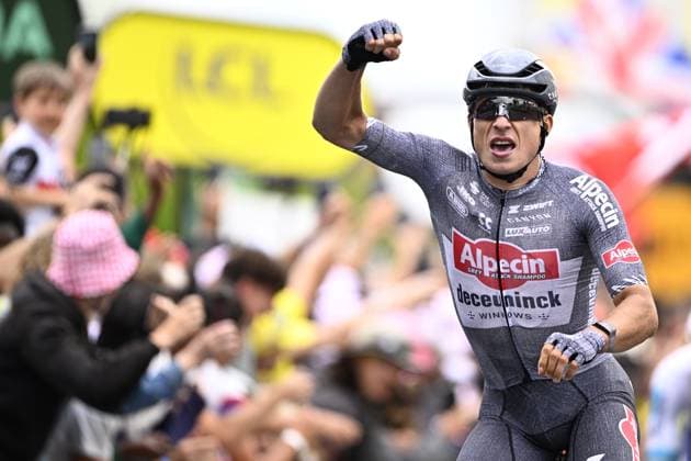 Sport Bilder des Tages Belgian Jasper Philipsen of Alpecin-Deceuninck celebrates as he crosses the finish line to win stage 13 of the 2024 Tour de France cycling race, from Agen to Pau, France (165,3 km) on Friday 12 July 2024. The 111th edition of the Tour de France starts on Saturday 29 June and will finish in Nice, France on 21 July. JASPERxJACOBS  x96321521x