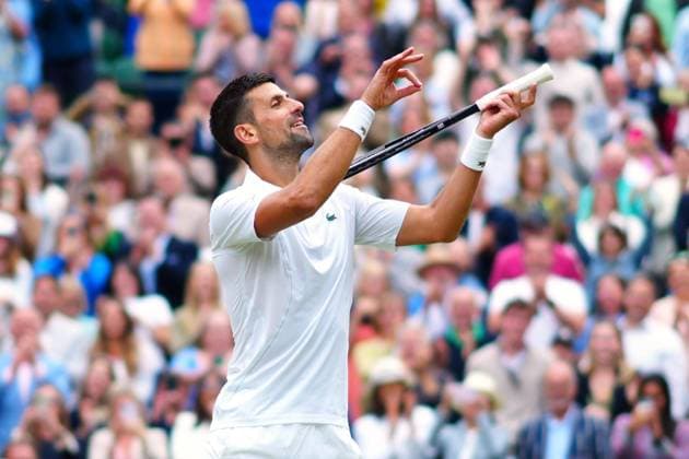 Bilder des Jahres 2024, Sport 07 Juli Sport Themen der Woche KW28 Sport Bilder des Tages Novak Djokovic celebrates by playing the violin after winning his semi final match Wimbledon Tennis Championships, Day 12, The All England Lawn Tennis and Croquet Club, London, UK - 12 Jul 2024  Copyright: xJavierxGarcia Shutterstockx 14581882ip