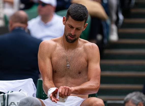 Tennis - Wimbledon Championship 2024 - Day 12 LONDON, ENGLAND - Friday, July 12, 2024: Novak Djokovic (SRB) changes his shirt during the Gentlemen s Singles Semi-Final match on Day Twelve of The Championships Wimbledon 2024 at the All England Lawn Tennis and Croquet Club. (Photo by Kirsten Holst Propaganda) LONDON All England Lawn Tennis and Croquet Club GREATER LONDON ENGLAND  Copyright: xKirstenxHolstx 2024-07-12-084-Wimbledon_Day_12
