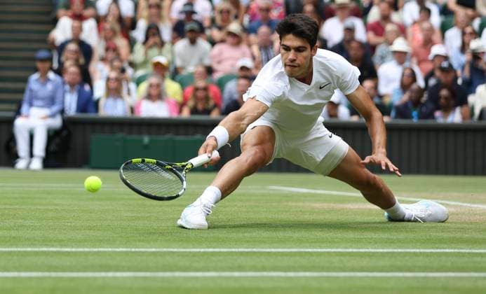 (240713) -- LONDON, July 13, 2024 -- Carlos Alcaraz hits a return during the men s singles semifinal between Daniil Medvedev of Russia and Carlos Alcaraz of Spain at Wimbledon tennis Championship in London, Britain, on July 12, 2024. ) (SP)BRITAIN-LONDON-TENNIS-WIMBLEDON--MEN S SINGLES-SEMIFINALS HanxYan 