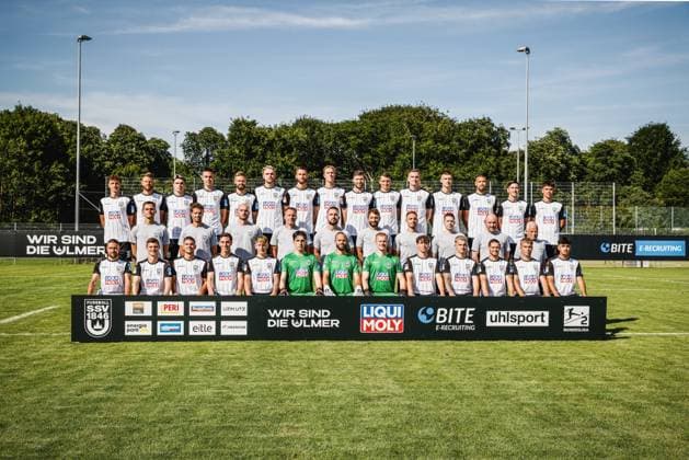 SSV Ulm 1846 Soccer 2 Bundesliga, portrait date 2024 2025, team photo hi row from left Maurice Krattenmacher 30 , Johannes Reichert 5 , Niklas Kölle 17 , Basitan Allgeier 7 , Lucas Röser 9 , Philipp Strompf 32 , Felix Higl 33 , Luka Hyr SSV Ulm 1846 Soccer 2 Bundesliga, portrait date 2024 2025, Team photo hi row from left Maurice Krattenmacher 30 , Johannes Reichert 5 , Niklas Kölle 17 , Basitan Allgeier 7 , Lucas Röser 9 , Philipp Strompf 32 , Felix Higl 33 , Luka Hyryläinen 38 , Philipp Maier 26 , Lennart Stoll 18 , Niklas Kolbe 27 , Tom Gaal 4 , Lamar Yarbrough 25 , Jonathan Meier 19 , Aaron Keller 16 mi row from left Thomas Wörle Head Coach , Maximilian Knauer Co Coach , Jonas Imkamp Co Coach , Holger Betz Goalkeeper Coach , Christoph Zellner Athletics Coach , Sebastian Schulz Athletics Coach , Tim Gulde Physio , Raimund Felber Physio , Kevin Klein Equipment Manager , Emilio Tancredi Coach front row from left Andreas Ludwig 10 , Thomas Geyer 6 , Romario Rösch 43 , Max Brandt 23 , Sascha Risch 28 , Henry Höcker U19 goalkeeper , Christian Ortag 39 , Marvin Seybold 12 , Lukas Ahrend 8 , Niklas Castelle 44 , Dennis Chessa 11 , Julian Kudala 35 , Laurin Ulrich 20 Ulm training ground behind the Donaus Baden Württemberg Germany