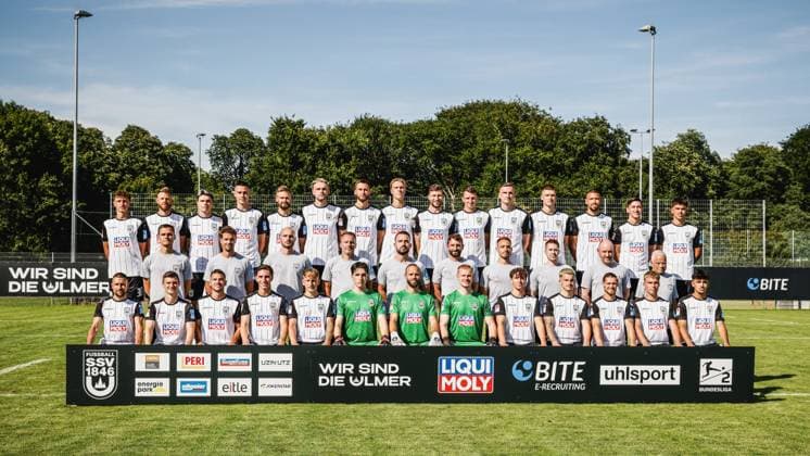 SSV Ulm 1846 Soccer 2 Bundesliga, portrait date 2024 2025, team photo hi row from left Maurice Krattenmacher 30 , Johannes Reichert 5 , Niklas Kölle 17 , Basitan Allgeier 7 , Lucas Röser 9 , Philipp Strompf 32 , Felix Higl 33 , Luka Hyr SSV Ulm 1846 Soccer 2 Bundesliga, portrait date 2024 2025, Team photo hi row from left Maurice Krattenmacher 30 , Johannes Reichert 5 , Niklas Kölle 17 , Basitan Allgeier 7 , Lucas Röser 9 , Philipp Strompf 32 , Felix Higl 33 , Luka Hyryläinen 38 , Philipp Maier 26 , Lennart Stoll 18 , Niklas Kolbe 27 , Tom Gaal 4 , Lamar Yarbrough 25 , Jonathan Meier 19 , Aaron Keller 16 mi row from left Thomas Wörle Head Coach , Maximilian Knauer Co Coach , Jonas Imkamp Co Coach , Holger Betz Goalkeeper Coach , Christoph Zellner Athletics Coach , Sebastian Schulz Athletics Coach , Tim Gulde Physio , Raimund Felber Physio , Kevin Klein Equipment Manager , Emilio Tancredi Coach front row from left Andreas Ludwig 10 , Thomas Geyer 6 , Romario Rösch 43 , Max Brandt 23 , Sascha Risch 28 , Henry Höcker U19 goalkeeper , Christian Ortag 39 , Marvin Seybold 12 , Lukas Ahrend 8 , Niklas Castelle 44 , Dennis Chessa 11 , Julian Kudala 35 , Laurin Ulrich 20 Ulm training ground behind the Donaus Baden Württemberg Germany