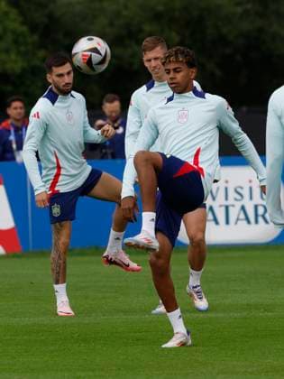 Spanish National soccer team s forward Lamine Yamal (R) controls the ball during a team s training session on the eve of UEFA EURO, EM, Europameisterschaft,Fussball 2024 final game against England in the town of Donaueschingen, Germany, 13 July 2024. Spanish National soccer team training session on the eve of UEFA Euro 2024 final game against England !ACHTUNG: NUR REDAKTIONELLE NUTZUNG!  Copyright: xJ.J.xGuillenx GRAF6596 20240713-55014138862_1
