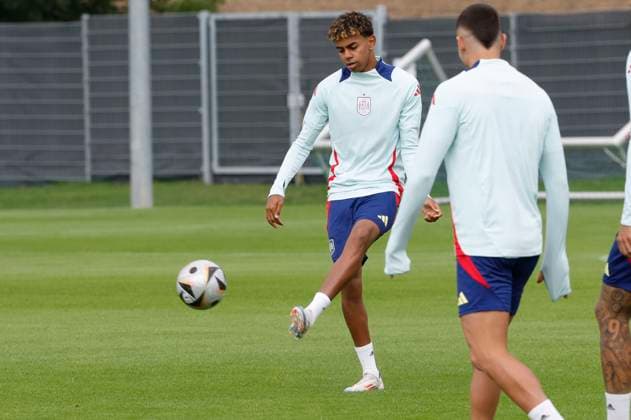Spanish National soccer team s forward Lamine Yamal (C) controls the ball during a team s training session on the eve of UEFA EURO, EM, Europameisterschaft,Fussball 2024 final game against England in the town of Donaueschingen, Germany, 13 July 2024. Spanish National soccer team training session on the eve of UEFA Euro 2024 final game against England !ACHTUNG: NUR REDAKTIONELLE NUTZUNG!  Copyright: xJ.J.xGuillenx GRAF6593 20240713-55014138865_1