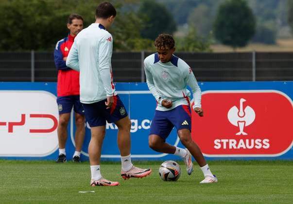 Spanish National soccer team s forward Lamine Yamal (R) controls the ball during a team s training session on the eve of UEFA EURO, EM, Europameisterschaft,Fussball 2024 final game against England in the town of Donaueschingen, Germany, 13 July 2024. Spanish National soccer team training session on the eve of UEFA Euro 2024 final game against England !ACHTUNG: NUR REDAKTIONELLE NUTZUNG!  Copyright: xJ.J.xGuillenx GRAF6562 20240713-55014138868_1